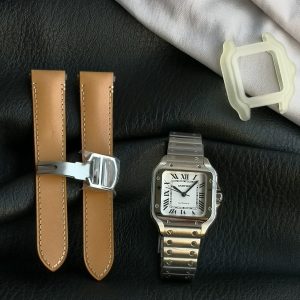 GF Christmas Special Recommendation: Cartier Santos WSSA0029 Watch. Stainless steel case and bracelet (folding clasp) with "DmartLink" bracelet adjustment system. Includes second calfskin leather strap. Sapphire crystal glass. Silvered mother-of-pearl dial. Sword-shaped stainless steel hands. Powered by imported 9015 automatic mechanical movement. Case diameter: 35.1mm.